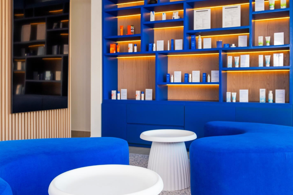 Interior de clinica dermatologica con productos para el cuidado de la piel